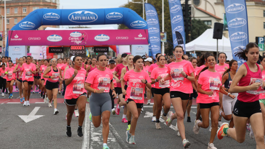 Una marea rosa de 7.000 mujeres participan en la Carrera de la Mujer de A Coruña