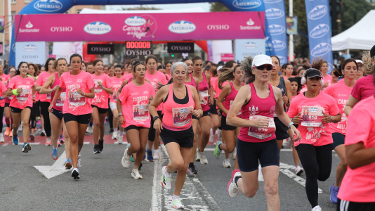 Una marea rosa de 7.000 mujeres participan en la Carrera de la Mujer de A Coruña