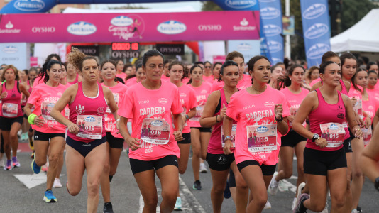 Una marea rosa de 7.000 mujeres participan en la Carrera de la Mujer de A Coruña