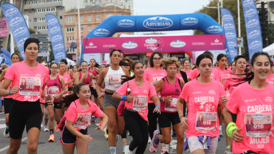 Una marea rosa de 7.000 mujeres participan en la Carrera de la Mujer de A Coruña