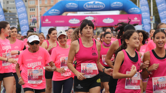 Una marea rosa de 7.000 mujeres participan en la Carrera de la Mujer de A Coruña