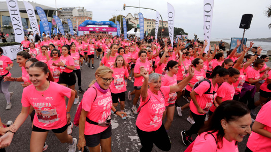 Una marea rosa de 7.000 mujeres participan en la Carrera de la Mujer de A Coruña