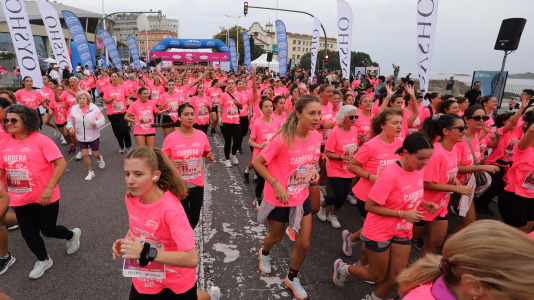 Una marea rosa de 7.000 mujeres participan en la Carrera de la Mujer de A Coruña