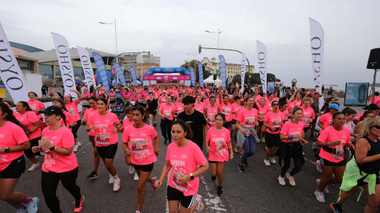 Una marea rosa de 7.000 mujeres participan en la Carrera de la Mujer de A Coruña