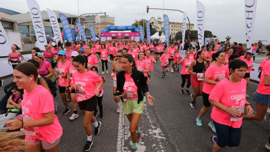 Una marea rosa de 7.000 mujeres participan en la Carrera de la Mujer de A Coruña