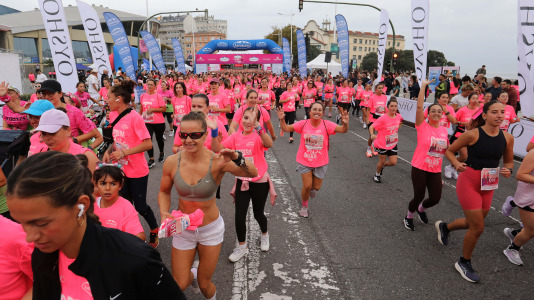 Una marea rosa de 7.000 mujeres participan en la Carrera de la Mujer de A Coruña