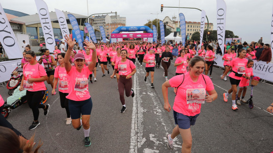 Una marea rosa de 7.000 mujeres participan en la Carrera de la Mujer de A Coruña