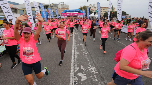 Una marea rosa de 7.000 mujeres participan en la Carrera de la Mujer de A Coruña