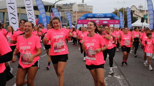 Una marea rosa de 7.000 mujeres participan en la Carrera de la Mujer de A Coruña