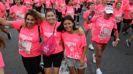 Una marea rosa de 7.000 mujeres participan en la Carrera de la Mujer de A Coruña