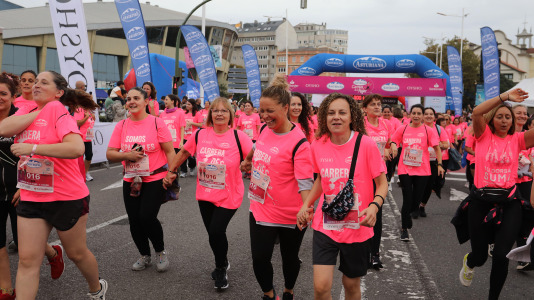Una marea rosa de 7.000 mujeres participan en la Carrera de la Mujer de A Coruña
