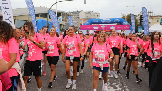 Una marea rosa de 7.000 mujeres participan en la Carrera de la Mujer de A Coruña