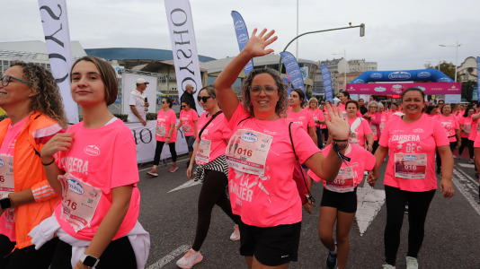 Una marea rosa de 7.000 mujeres participan en la Carrera de la Mujer de A Coruña