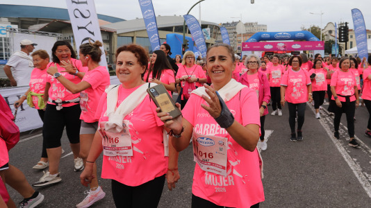 Una marea rosa de 7.000 mujeres participan en la Carrera de la Mujer de A Coruña