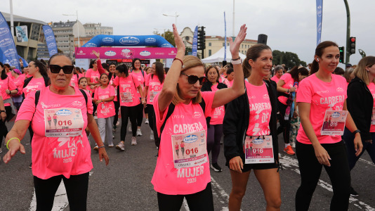 Una marea rosa de 7.000 mujeres participan en la Carrera de la Mujer de A Coruña