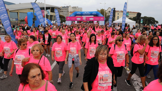 Una marea rosa de 7.000 mujeres participan en la Carrera de la Mujer de A Coruña