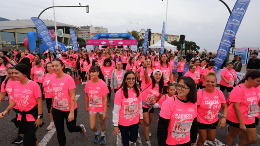 Una marea rosa de 7.000 mujeres participan en la Carrera de la Mujer de A Coruña