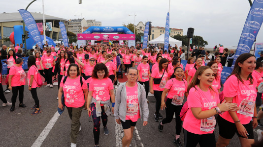 Una marea rosa de 7.000 mujeres participan en la Carrera de la Mujer de A Coruña