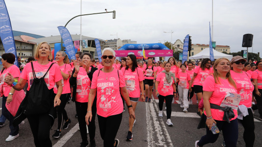 Una marea rosa de 7.000 mujeres participan en la Carrera de la Mujer de A Coruña