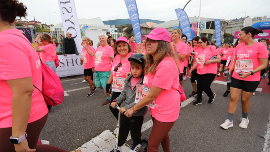 Una marea rosa de 7.000 mujeres participan en la Carrera de la Mujer de A Coruña