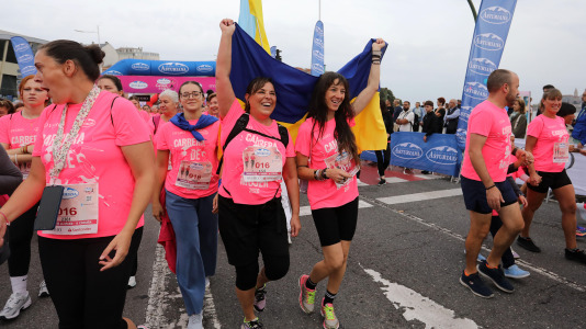 Una marea rosa de 7.000 mujeres participan en la Carrera de la Mujer de A Coruña