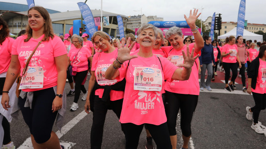 Una marea rosa de 7.000 mujeres participan en la Carrera de la Mujer de A Coruña