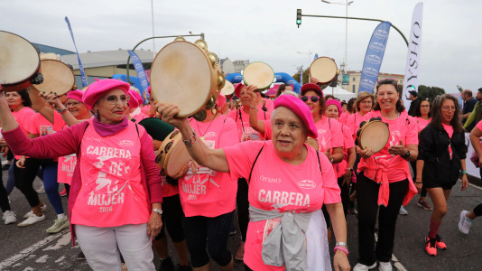 Una marea rosa de 7.000 mujeres participan en la Carrera de la Mujer de A Coruña