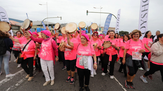 Una marea rosa de 7.000 mujeres participan en la Carrera de la Mujer de A Coruña