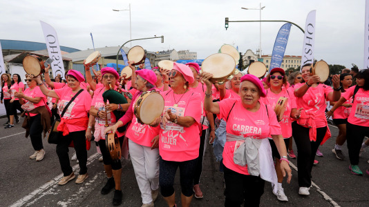 Una marea rosa de 7.000 mujeres participan en la Carrera de la Mujer de A Coruña