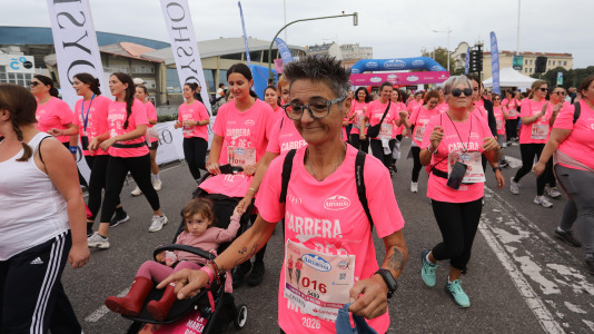 Una marea rosa de 7.000 mujeres participan en la Carrera de la Mujer de A Coruña