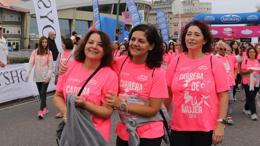 Una marea rosa de 7.000 mujeres participan en la Carrera de la Mujer de A Coruña