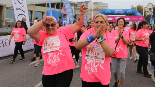 Una marea rosa de 7.000 mujeres participan en la Carrera de la Mujer de A Coruña