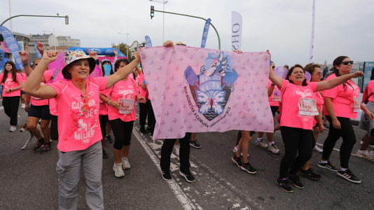Una marea rosa de 7.000 mujeres participan en la Carrera de la Mujer de A Coruña