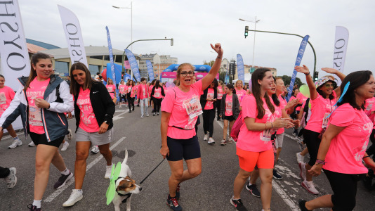 Una marea rosa de 7.000 mujeres participan en la Carrera de la Mujer de A Coruña