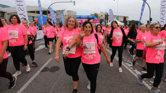 Una marea rosa de 7.000 mujeres participan en la Carrera de la Mujer de A Coruña