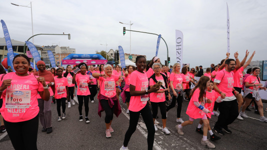 Una marea rosa de 7.000 mujeres participan en la Carrera de la Mujer de A Coruña