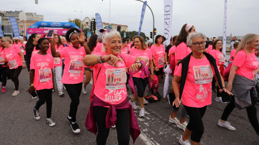 Una marea rosa de 7.000 mujeres participan en la Carrera de la Mujer de A Coruña