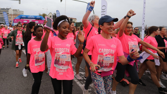 Una marea rosa de 7.000 mujeres participan en la Carrera de la Mujer de A Coruña