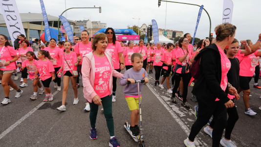 Una marea rosa de 7.000 mujeres participan en la Carrera de la Mujer de A Coruña