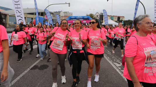 Una marea rosa de 7.000 mujeres participan en la Carrera de la Mujer de A Coruña