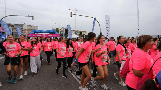 Una marea rosa de 7.000 mujeres participan en la Carrera de la Mujer de A Coruña