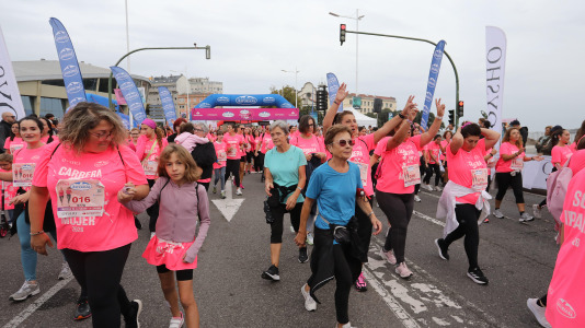 Una marea rosa de 7.000 mujeres participan en la Carrera de la Mujer de A Coruña
