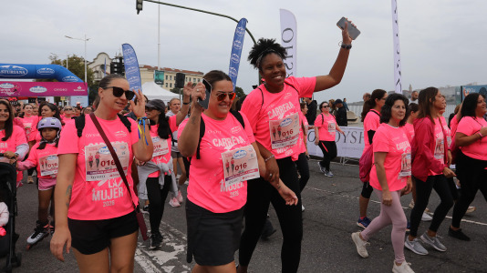 Una marea rosa de 7.000 mujeres participan en la Carrera de la Mujer de A Coruña