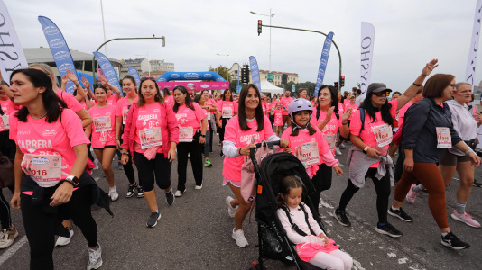 Una marea rosa de 7.000 mujeres participan en la Carrera de la Mujer de A Coruña