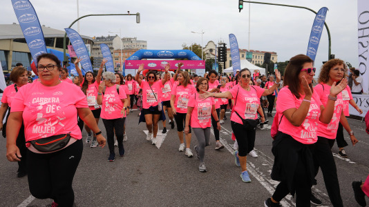 Una marea rosa de 7.000 mujeres participan en la Carrera de la Mujer de A Coruña