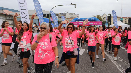 Una marea rosa de 7.000 mujeres participan en la Carrera de la Mujer de A Coruña