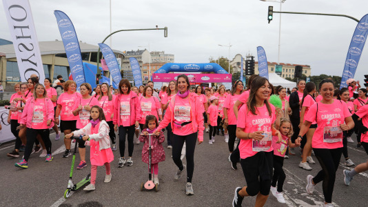 Una marea rosa de 7.000 mujeres participan en la Carrera de la Mujer de A Coruña