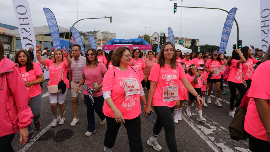 Una marea rosa de 7.000 mujeres participan en la Carrera de la Mujer de A Coruña