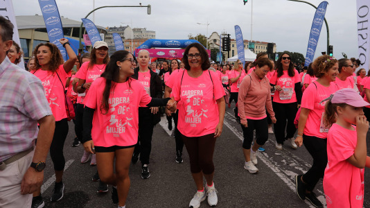 Una marea rosa de 7.000 mujeres participan en la Carrera de la Mujer de A Coruña