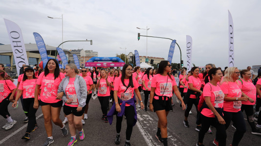 Una marea rosa de 7.000 mujeres participan en la Carrera de la Mujer de A Coruña